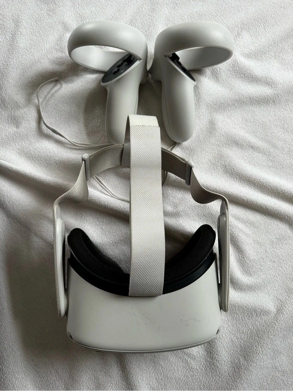 Quest 2 White VR Headset with Carrying Case